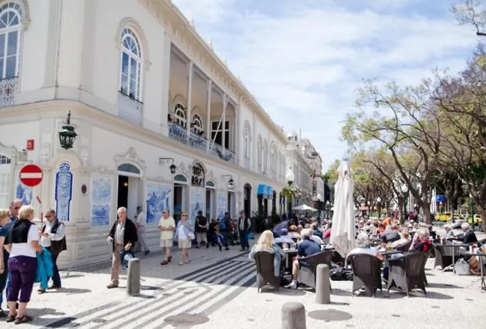Central Funchal Apartment - Garden - Free Parking & Ac